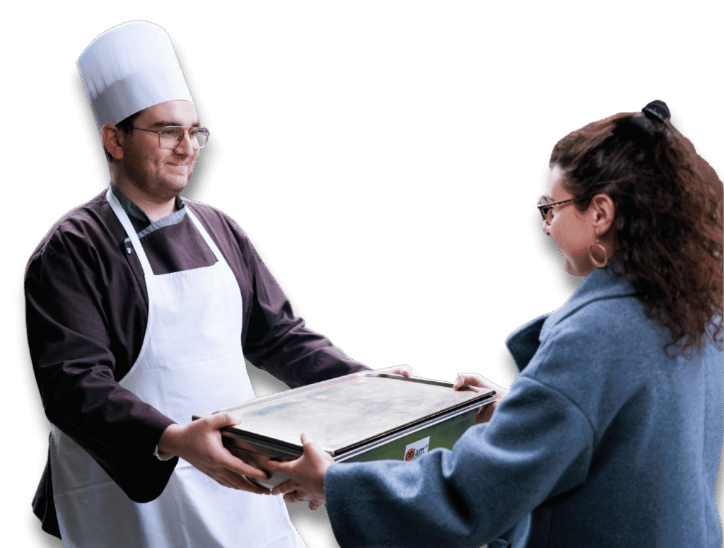 Collecte d'un don alimentaire par Miam'Up à un restaurant collectif à Toulouse : le chef cuisinier donne un bac gastronome rempli d'un repas préparé et le donne à Miam'Up