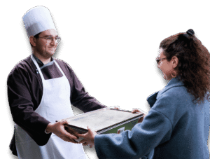 Collecte d'un don alimentaire par Miam'Up à un restaurant collectif à Toulouse : le chef cuisinier donne un bac gastronome rempli d'un repas préparé et le donne à Miam'Up