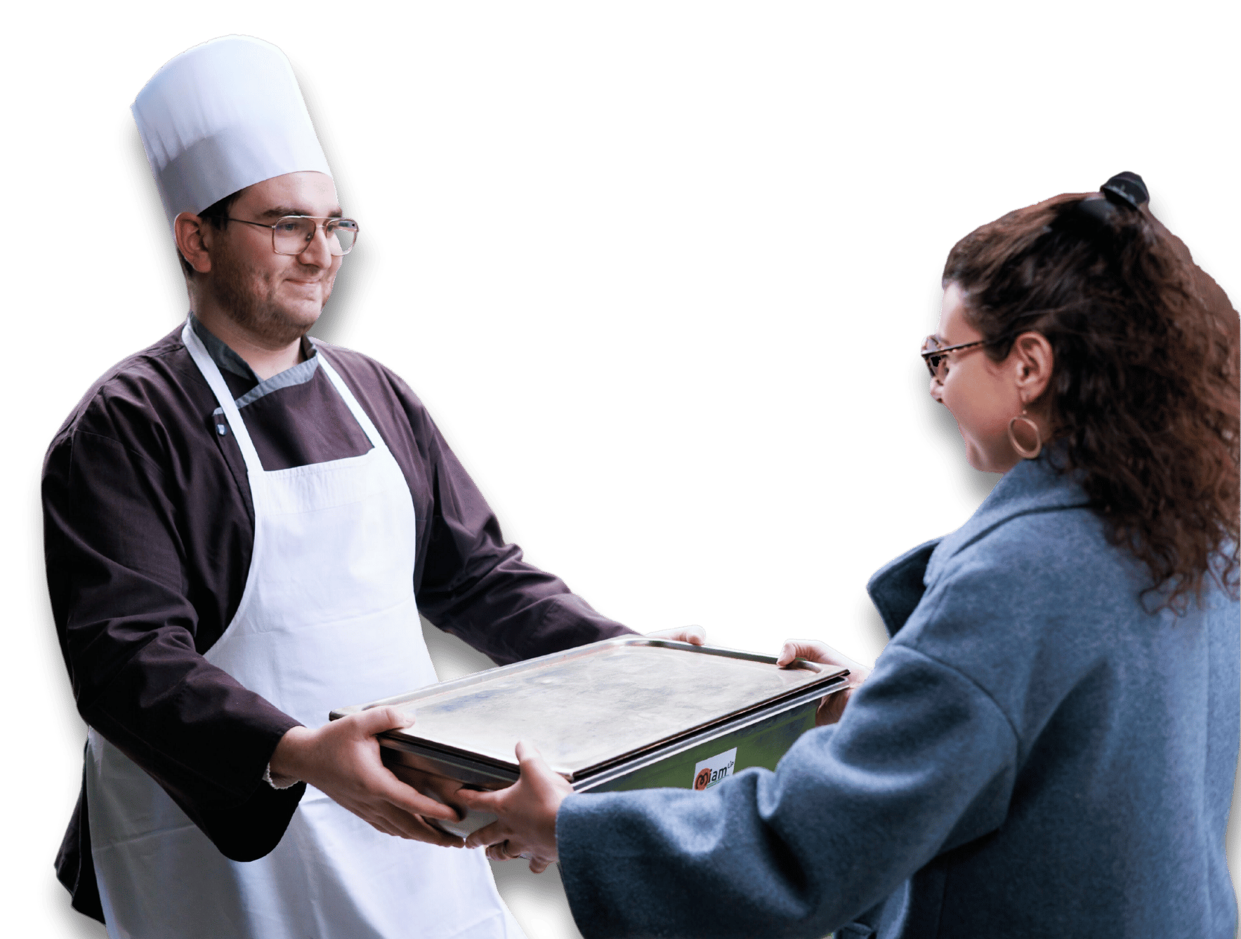 Collecte d'un don alimentaire par Miam'Up à un restaurant collectif à Toulouse : le chef cuisinier donne un bac gastronome rempli d'un repas préparé et le donne à Miam'Up