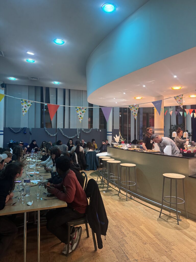 Convives à table - repas solidaire Noël 2024 Miam'Up