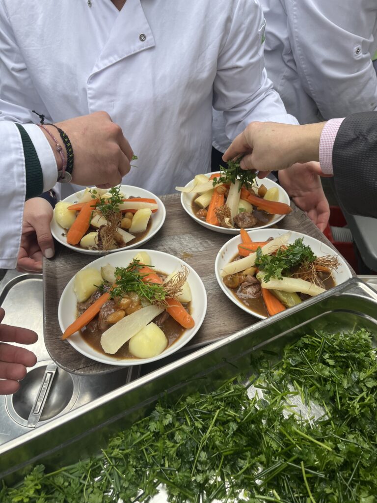 plateau d'assiettes de viande et légumes