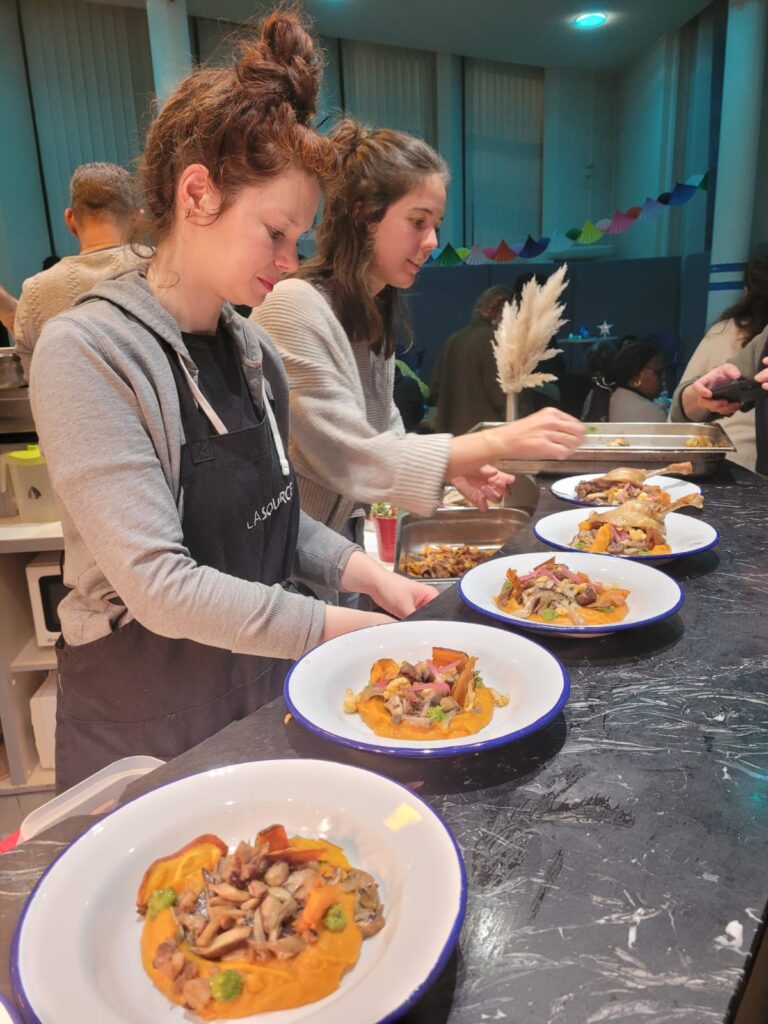 Service des plats - repas solidaire Miam'Up