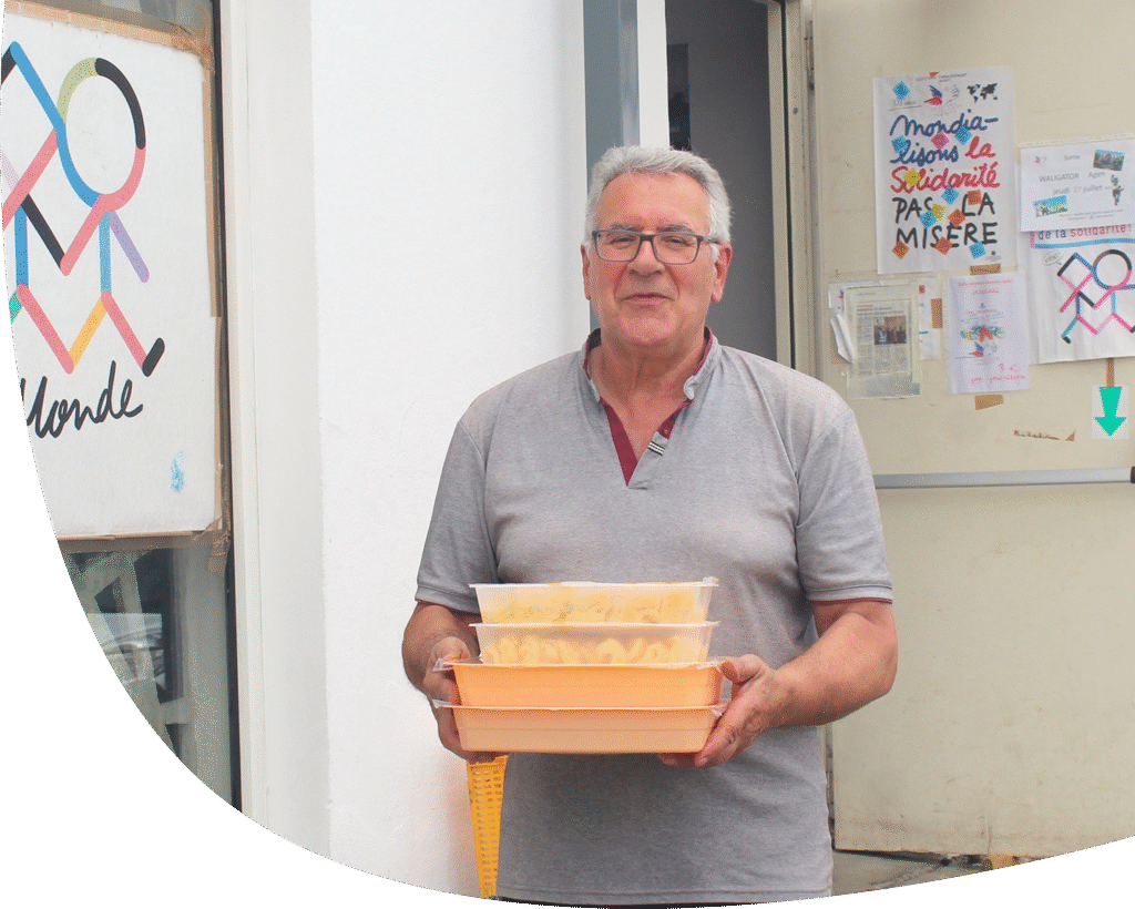 Membre d'une association partenaire de Miam'Up recevant un don alimentaire