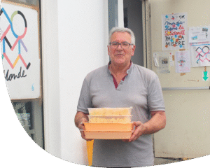 Membre d'une association partenaire de Miam'Up recevant un don alimentaire