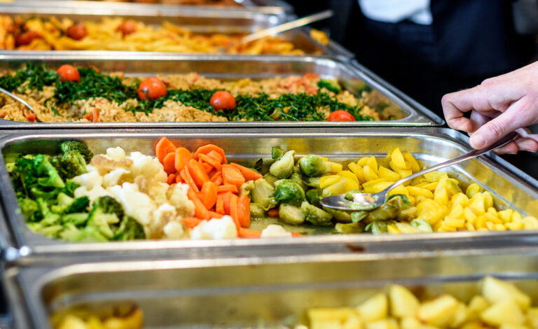 Bacs gastronormes remplis de légumes