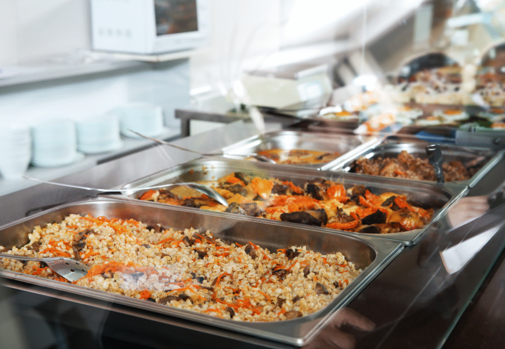 Bacs gastronormes remplis de plats variés derrière une vitrine