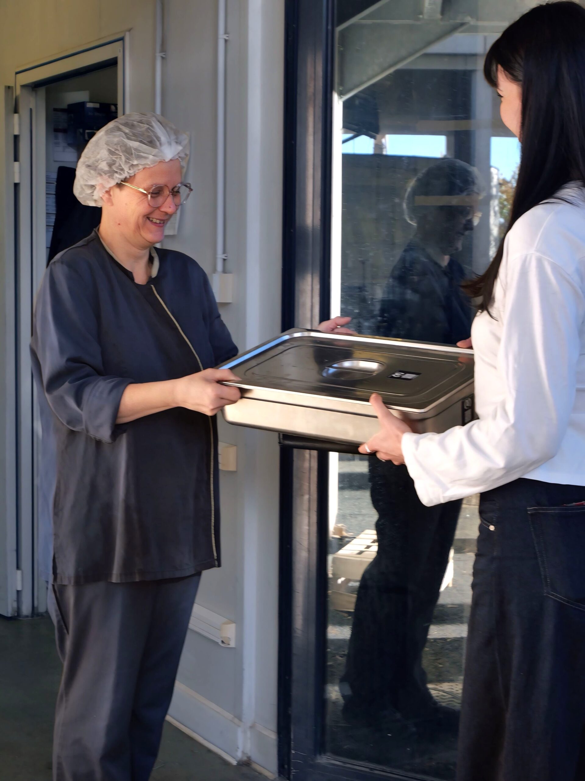 Collecte d'un bac gastronorme rempli d'un plat donné par une cantine