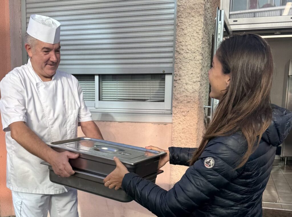 Récupération des bacs gastronormes remplis de repas par Miam'Up