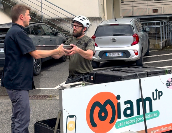 Collecte des repas au restaurant par le coursier en vélo cargo