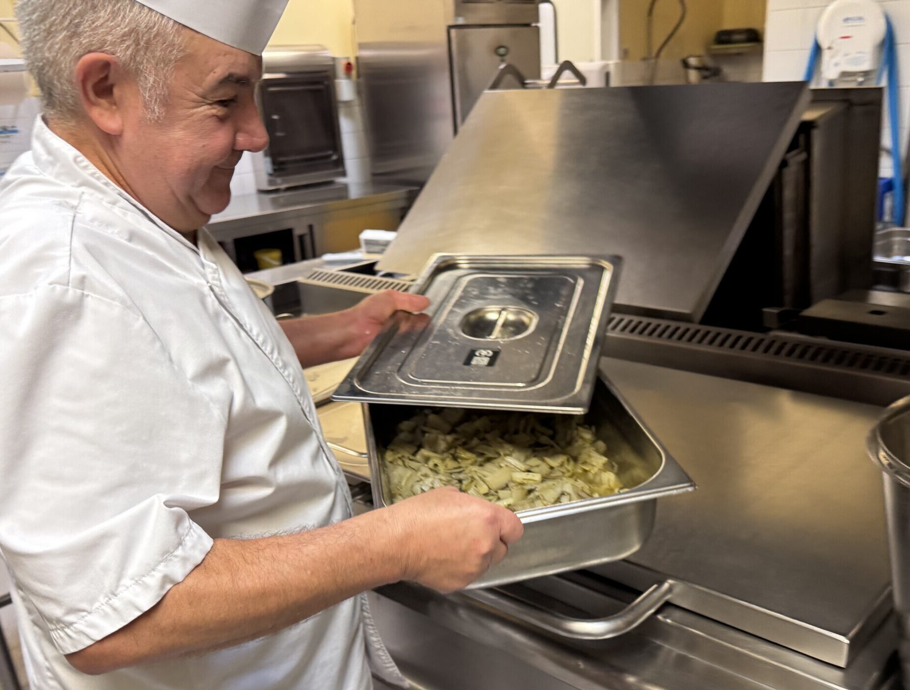 Conditionnement des plats dans les bacs gastronormes Miam'Up en cuisine.