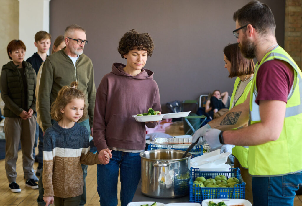 Distribution de repas par une association de la solidarité