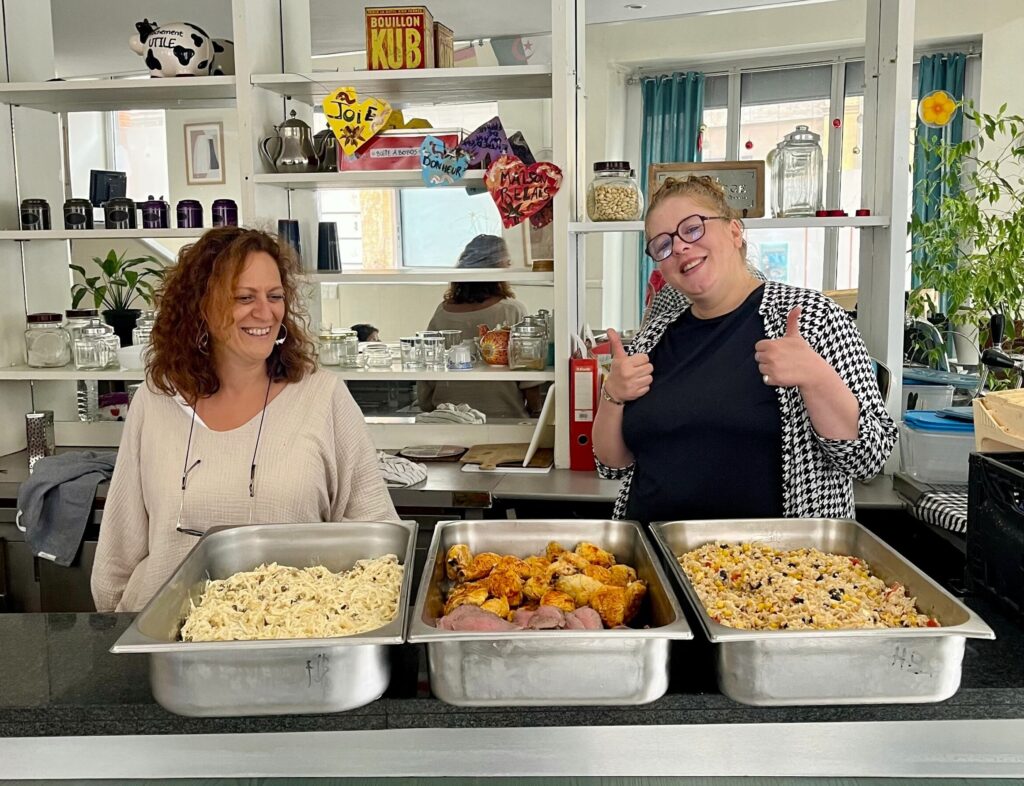 Réception d'une commande de repas gratuits pour une association par les résidentes du foyer