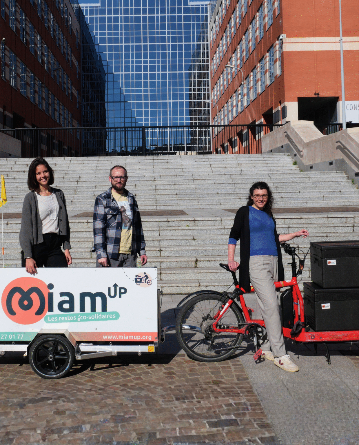 Equipe Miam'Up devant le vélo cargo chargé de dons de repas