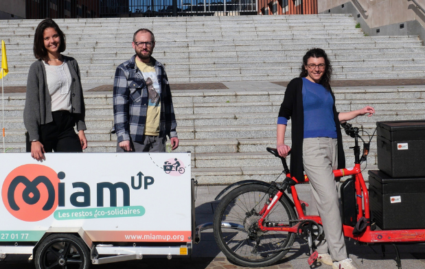 Equipe Miam'Up devant un vélo cargo chargé de dons de repas