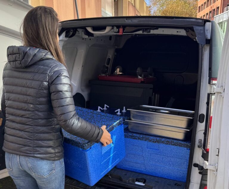 Caisses isothermes remplies de dons chargées dans le véhicule électrique