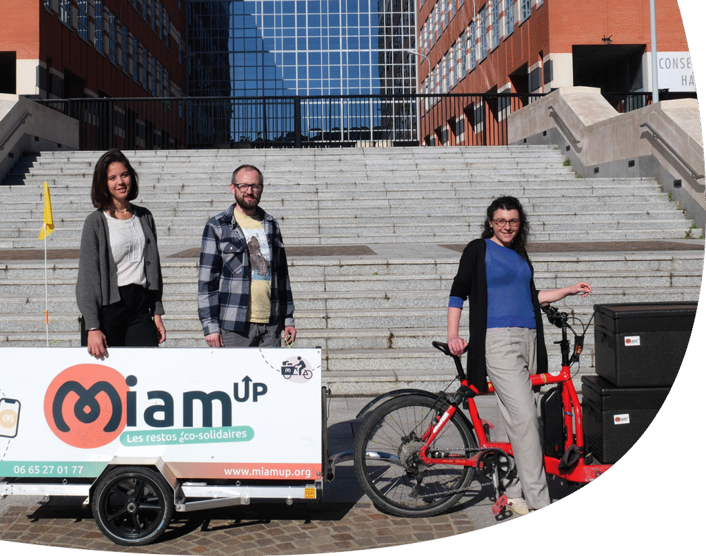 Equipe Miam'Up devant un vélo cargo chargé de dons de repas