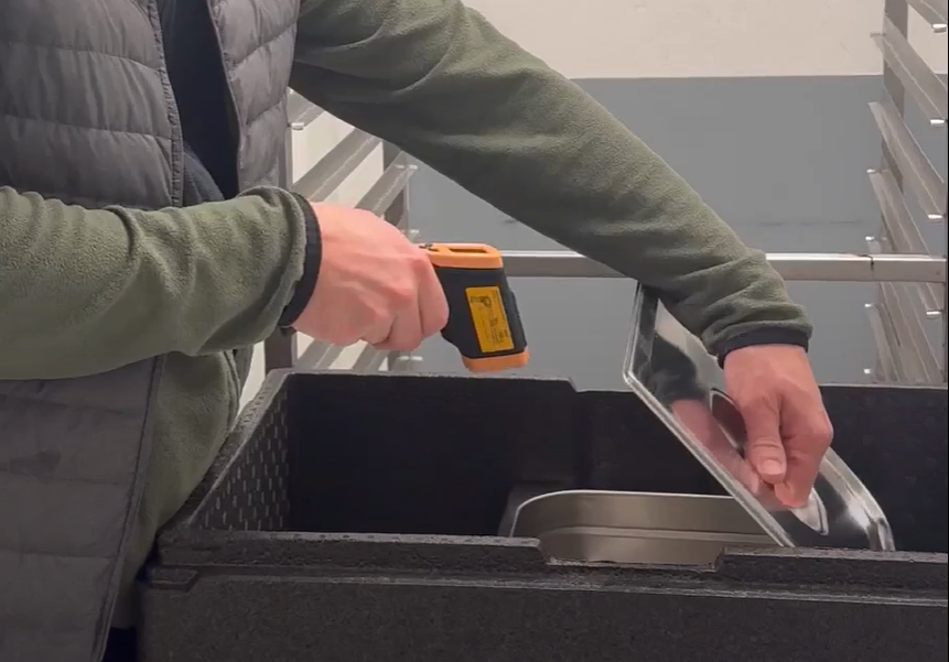 Prise de la température des plats selon le protocole sanitaire