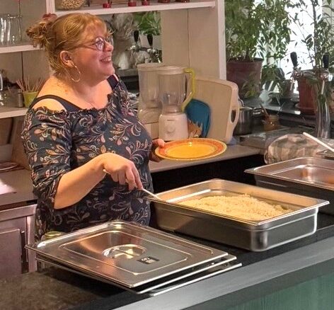 Bénéficiaire d'une association qui se sert pour le repas du soir