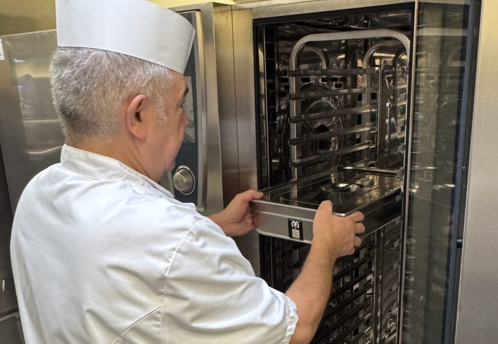 Repas conditionnés en bac gastronorme mis au frigo